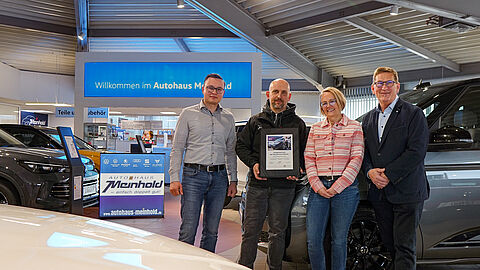 Toni Nethel, Martin Spitzer, Kathrin Nethel, Bezirksmanager VW Nutzfahrzeuge