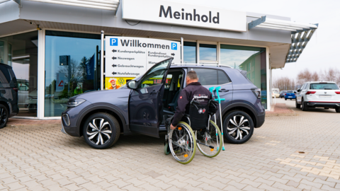Rollstuhlfahrer am T-CROSS